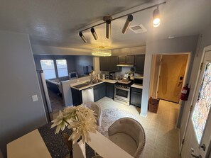 Micro-ondes, four, plaque de cuisson, lave-vaisselle