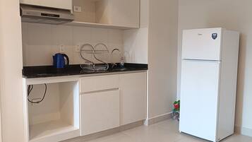 Fridge, oven, stovetop, electric kettle