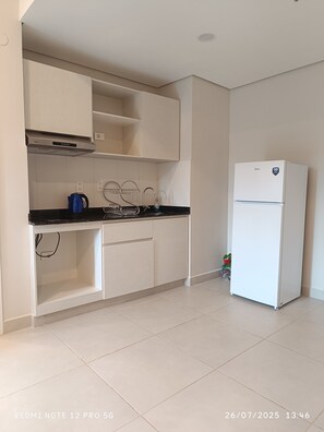 Fridge, oven, stovetop, coffee/tea maker