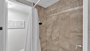Shower, hair dryer, towels, soap - Fall Break Specials! 4beds; Perfect For Lake Myrtle Sports!! (Auburndale)