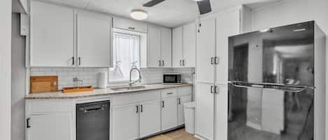 Refrigerador, microondas, horno, placa de cocina
