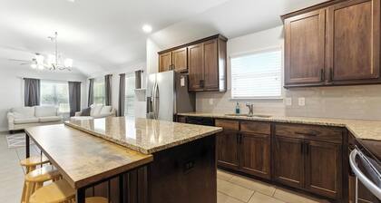 Luxury Home Mins to JPS, Medical City, Historic District, Zoo, Water Garden