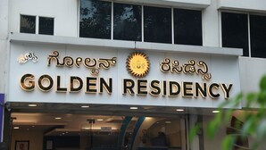 De gevel van hotel Golden Residency, met de naam in zowel Engels als een andere schrift.