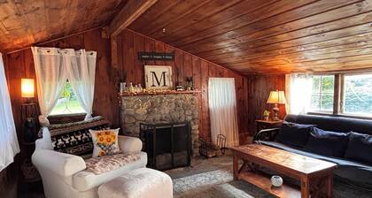 2 Acres of Peace-Walk to Fun- Restaurants, Bars, Shops-River at Back or Property