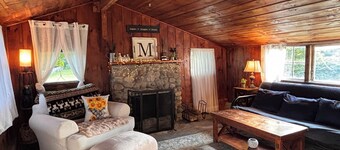 2 Acres of Peace-Walk to Fun- Restaurants, Bars, Shops-River at Back or Property