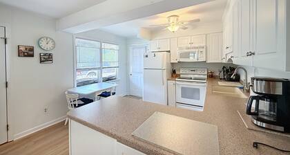 Charming cottage in Fenwick Island - One house off the Ocean Front.