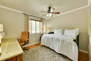 2 bedrooms, desk, iron/ironing board, WiFi - Walk to SFA – Quiet, Remodeled 2BR w/ Fast Wi-Fi, Parking & Full Kitchen | Ideal for Families & Nurses (Nacogdoches)