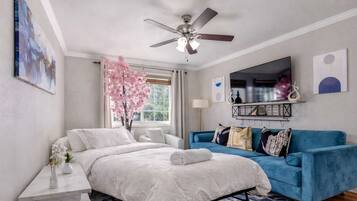 2 bedrooms, desk, iron/ironing board, WiFi