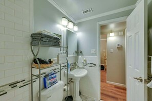 Een douche, een haardroger, handdoeken