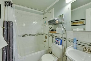 Shower, hair dryer, towels - Walk to SFA – Quiet, Remodeled 2BR w/ Fast Wi-Fi, Parking & Full Kitchen | Ideal for Families & Nurses (Nacogdoches)