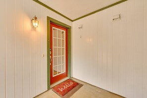Interior - Walk to SFA – Quiet, Remodeled 2BR w/ Fast Wi-Fi, Parking & Full Kitchen | Ideal for Families & Nurses (Nacogdoches)