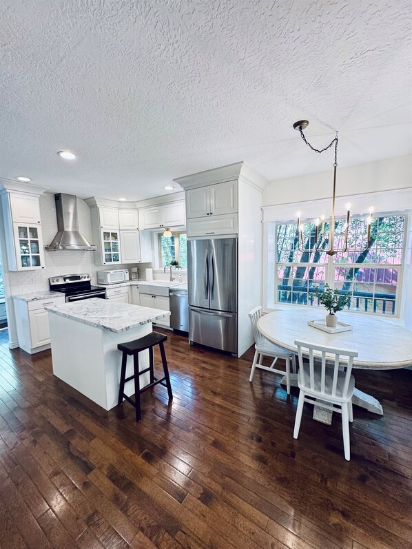 Fridge, microwave, oven, stovetop - Magical Hobble Creek Cottage 5 Min Walk to Golf (Springville)