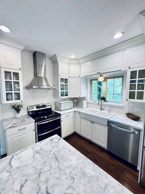 Fridge, microwave, oven, stovetop - Magical Hobble Creek Cottage 5 Min Walk to Golf (Springville)