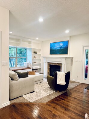 Smart TV, fireplace