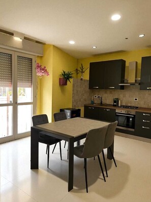 Fridge, oven, stovetop, coffee/tea maker - Poetto di Cagliari vacation home 2 steps from the sea, relax sport and fun (Cagliari)