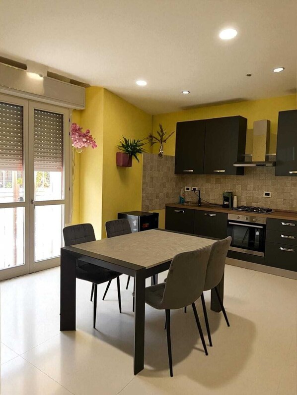 Kjøleskap, ovn, kokeplater og kaffetrakter/tekoker