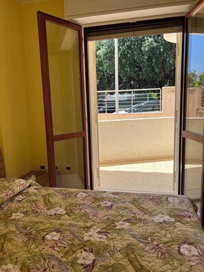 3 habitaciones, tabla de planchar con plancha y cuna de viaje 