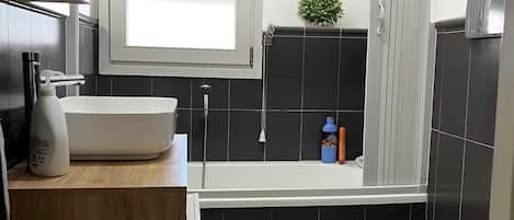 Dusche, Haartrockner, Bidet, Handtücher