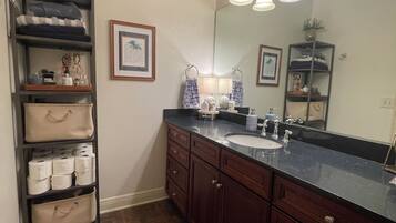 Sèche-cheveux, serviettes fournies, savon, papier toilette