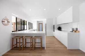 Refrigerador, microondas, parrilla de estufa y lavavajillas 