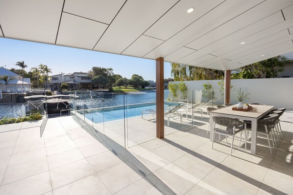 Outdoor dining - Waterfront Luxury Family Retreat, Noosaville (Noosaville)