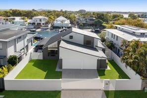 Exterior - Waterfront Luxury Family Retreat, Noosaville (Noosaville)