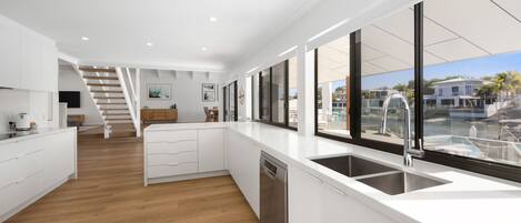 Fridge, microwave, stovetop, dishwasher