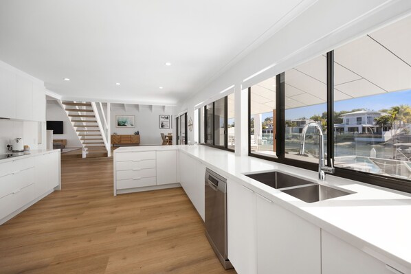 Fridge, microwave, stovetop, dishwasher