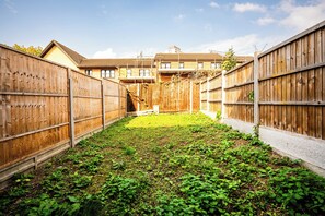 Property grounds - Luxe 2 bed house - Off street parking and Garden (London)