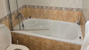 Shower, towels - 1 Bed Flat - Sleeps 2 - Parking - Wifi (Southampton)