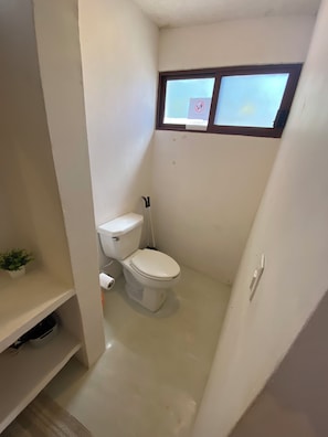 Chuveiro, secador de cabelo, toalhas de banho, sabonete