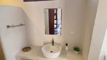 Doccia, asciugacapelli, asciugamani, sapone