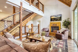 Smart TV, fireplace, video games, foosball - New! Private Pool~View~Hot Tub~Arcade~Family Fun (Sevierville)