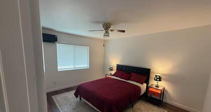 Charming 2-bedroom house in lovely Riverside with AC