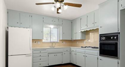 Charming 2-bedroom house in lovely Riverside with AC