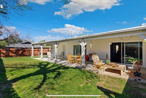 Charming 2-bedroom house in lovely Riverside with AC