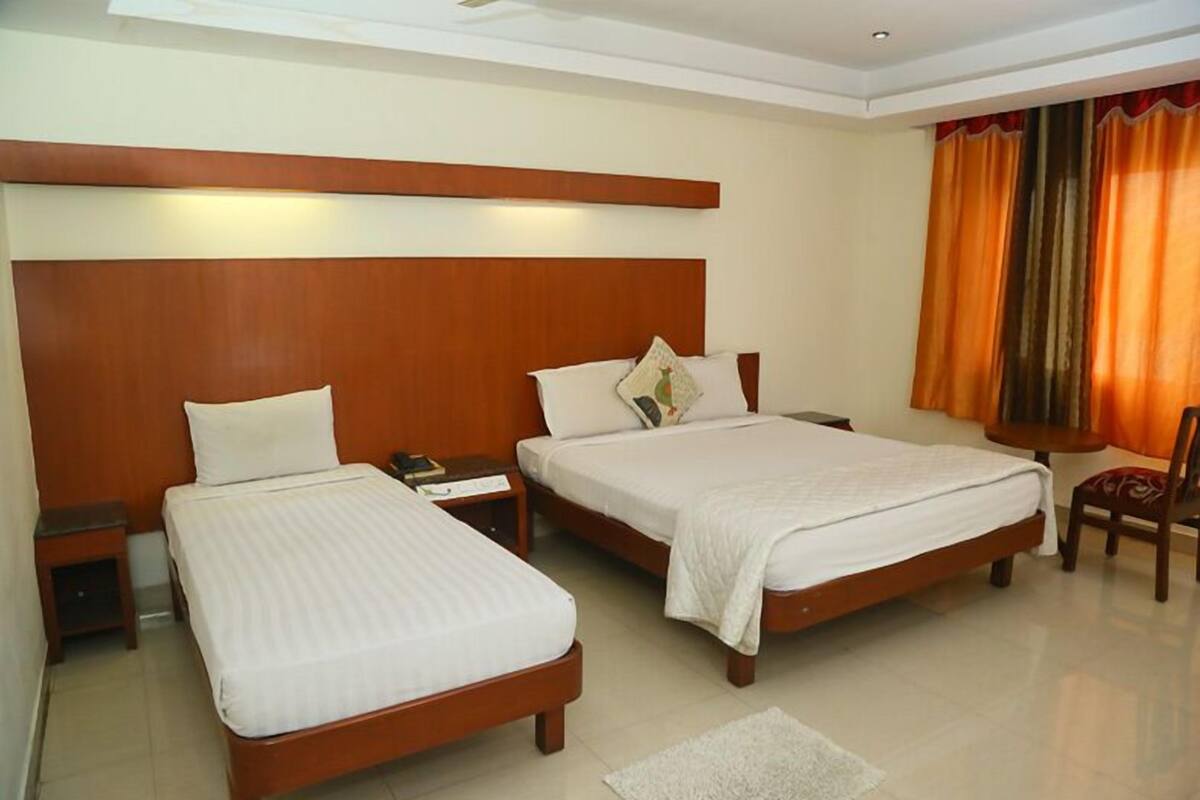 Hypo-allergenic bedding available, in-room safe, desk