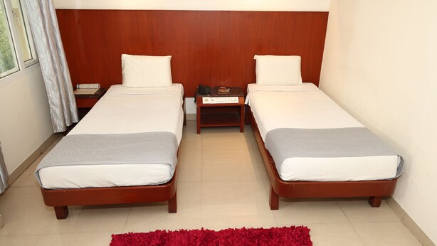 Business Room, 1 Bedroom, City View | Hypo-allergenic bedding available, in-room safe, desk - DHANUNJAYAS LUXURY HOTEL (Hosur)