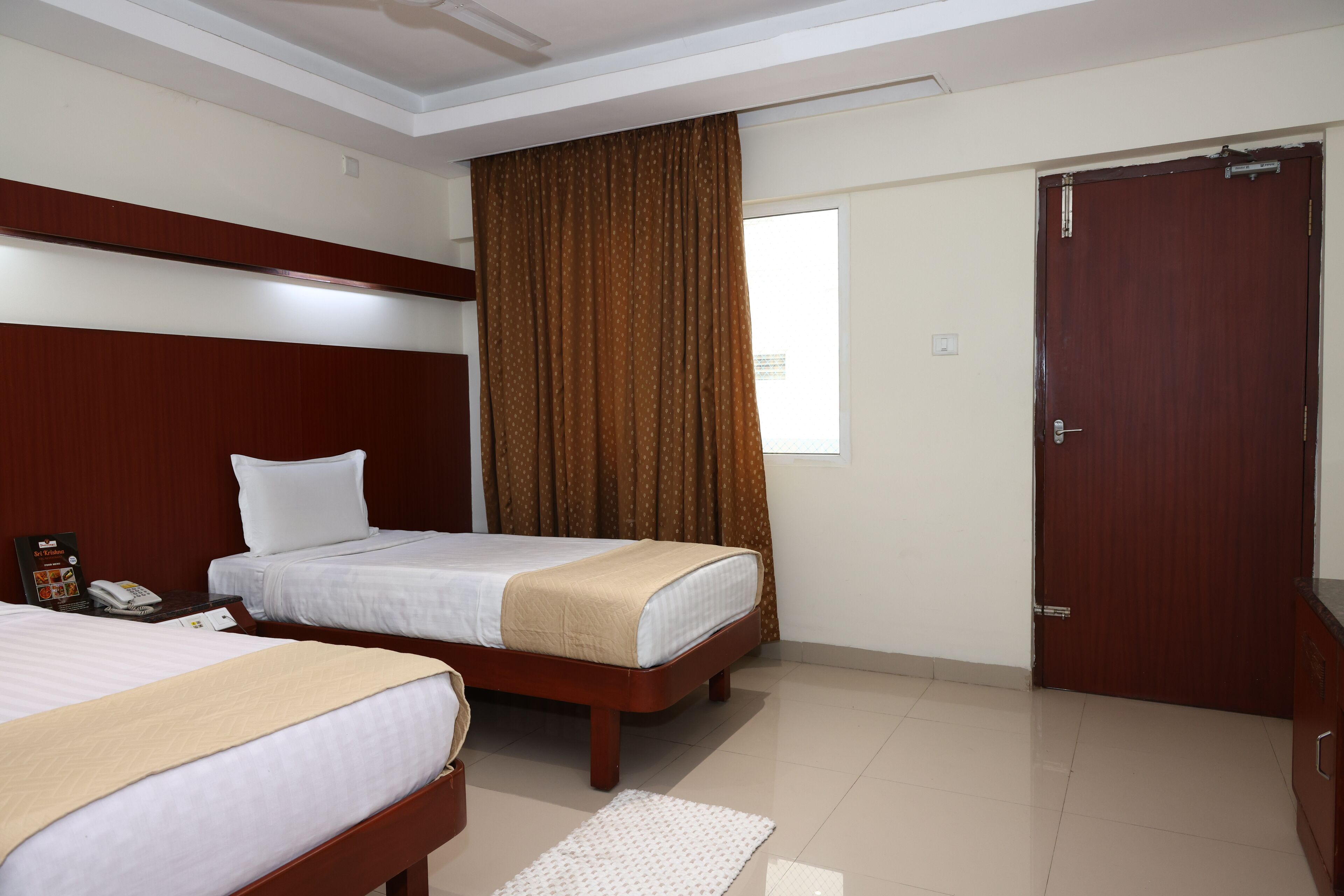 ملاءات للفراش لا تسبب الحساسية وخزنة داخل الغرفة