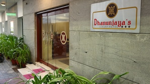 Front of property - DHANUNJAYAS LUXURY HOTEL (Hosur)