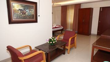 Executive Suite | Hypo-allergenic bedding, in-room safe, individually decorated