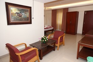 Suite ejecutiva | Ropa de cama hipoalergénica y caja de seguridad en la habitación 