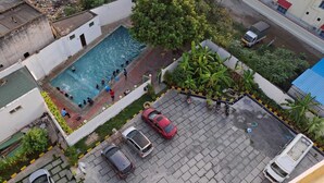 Outdoor pool - DHANUNJAYAS LUXURY HOTEL (Hosur)