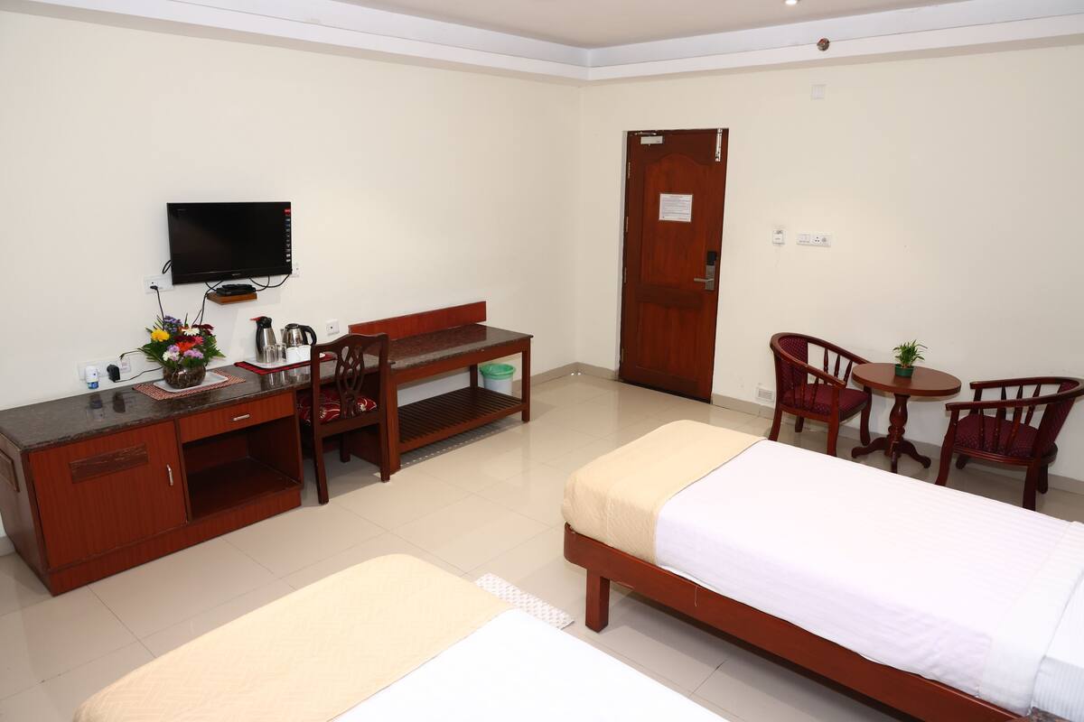 Hypo-allergenic bedding available, in-room safe, desk