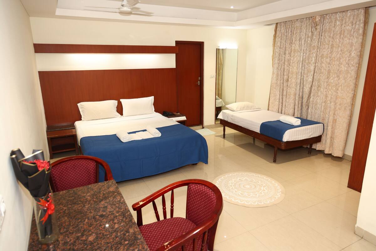 Hypo-allergenic bedding available, in-room safe, desk
