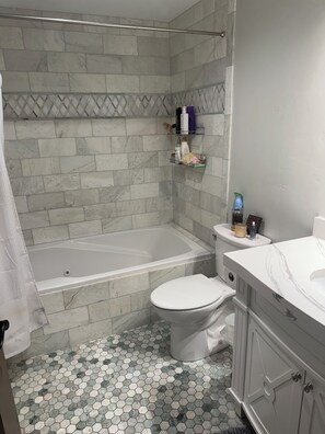 Dusche, Whirlpool, Handtücher, Seife