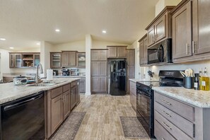 冷蔵庫、電子レンジ、オーブン、コンロ