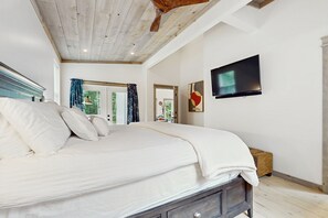 3 bedrooms, iron/ironing board, internet, bed sheets