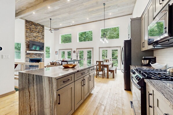 冷蔵庫、電子レンジ、オーブン、コンロ