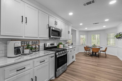 Stay Local Fantastic 4 Bedroom Near the Rez Sleeps 16